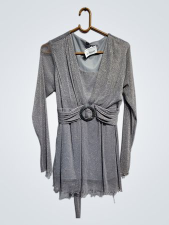 Silberne glitzernde Kleid mit Gürtel