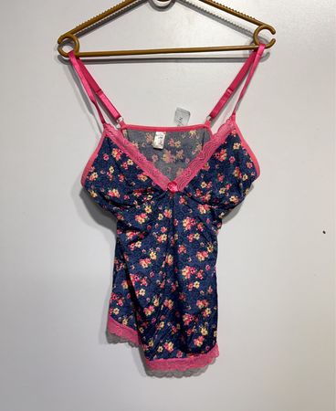 Blaue Blumencami mit pinkem Rand