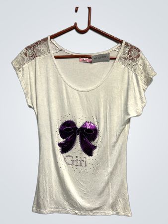 Weißes T-Shirt mit lila Pailletten-Schleife und "Girl"-Text