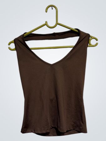 Braunes Halsband-Top