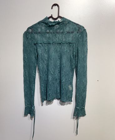 Grünes Spitzen-Mock-Neck-Langarmtop
