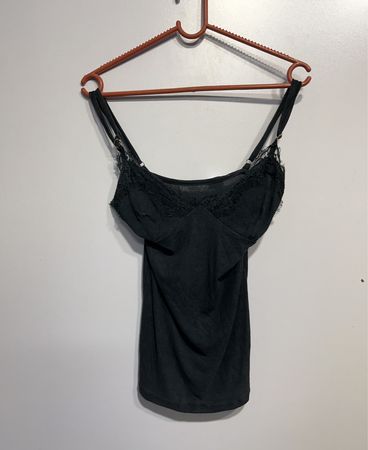 Schwarzes Trägershirt mit Spitzenkante und Etikett NT-66151
