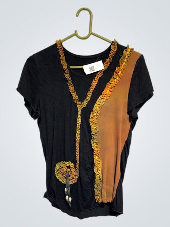 Schwarzes T-Shirt mit asymmetrischem Design in Orange und Gelb sowie Rüschen