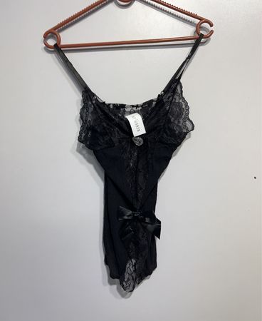 Schwarzer Spitzen-Body mit Schleife
