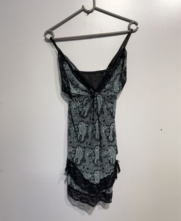 Spitzenbesetztes Slipkleid