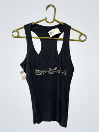 Schwarzes Tanktop mit "Inoubliable" Text