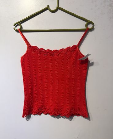 Rote Spitzenkante-Top