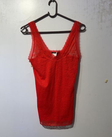 Rotes Spitzen-Top