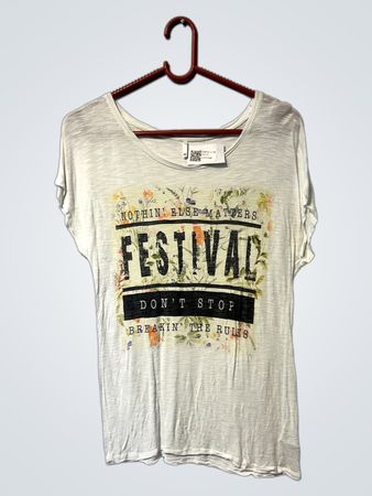 Weißes T-Shirt mit "Festival"-Grafik