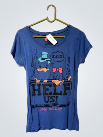 Blaues T-Shirt mit "HELP US! BIRDS ARE LOST" Grafik