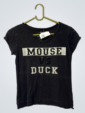 Schwarzes T-Shirt mit "MOUSE VS DUCK" Grafik