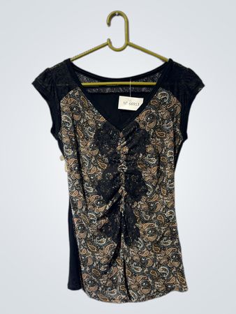 Schwarzes Top mit Spitzendetail im V-Ausschnitt und Paisleymuster