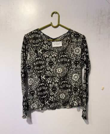 Schwarz-weißer gemusterter Langarmshirt