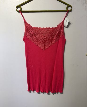 Rosa Spaghettiträgershirt mit Spitzen Detail