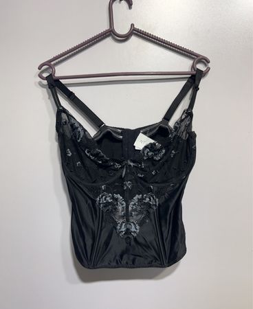 Schwarzes Korsett mit Spitzendetails