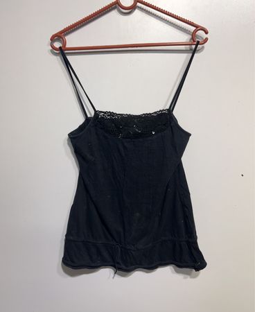 Schwarzes Top mit Spitzenbesatz