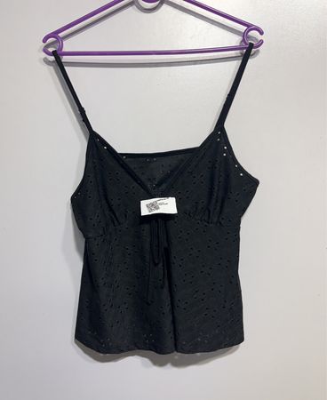 Schwarzes Ösen-Cami-Top mit Bindedetail