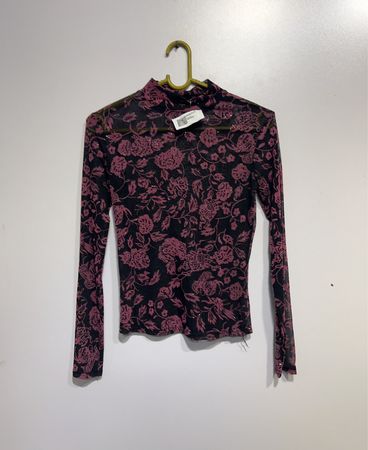 Schwarzes und pinkes Blumennetz-Mock-Neck-Oberteil