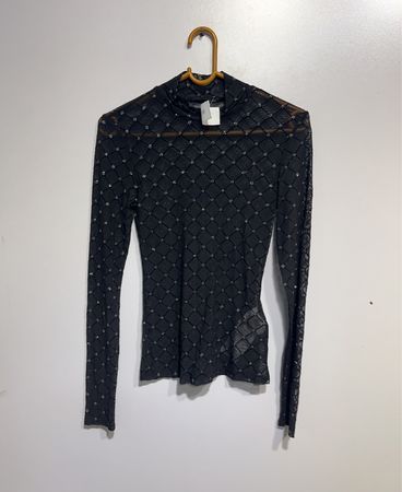 Schwarzes Mesh-Mockneck-Oberteil mit langen Ärmeln und Strassdetails