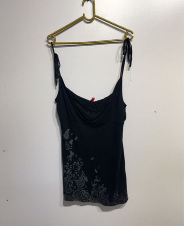 Schwarzes Top mit Paisley-Druck