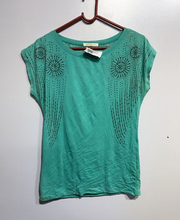 Türkises T-Shirt mit Strassverzierungen und ausgeschnittenem Rücken