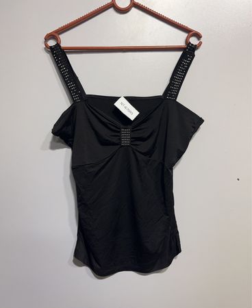 Schwarzes Tanktop mit Nietenriemen