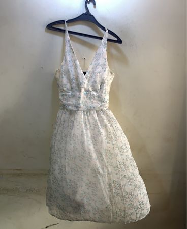 Weißes Blumendruckkleid