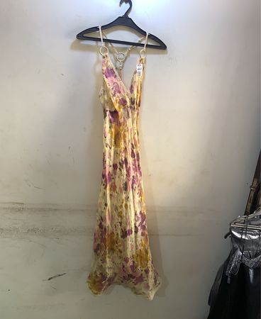 Gelbes florales Maxikleid