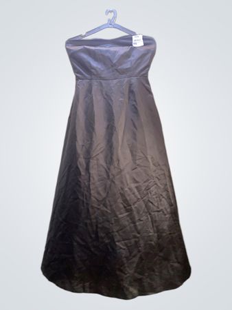 Schulterfreies schwarzes Maxikleid