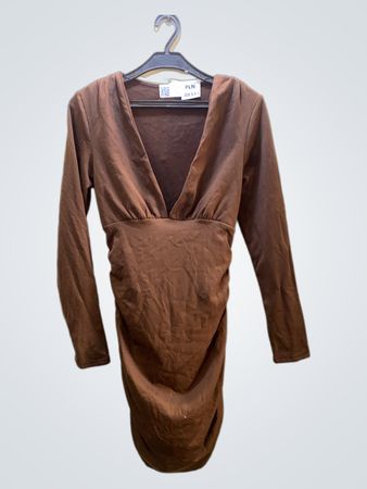 Braunes gerafftes Langarmkleid