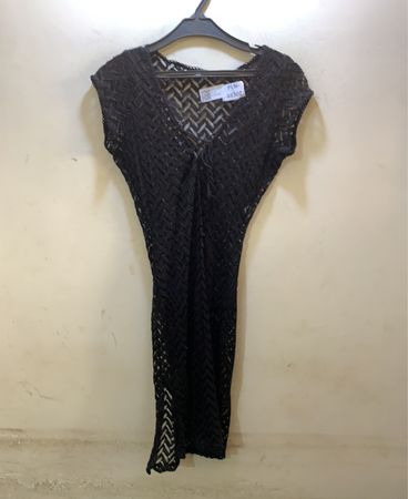 Schwarzes Chevron-Strick-Überwurfkleid
