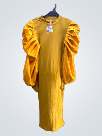 Gelbes geripptes Kleid mit Puffärmeln