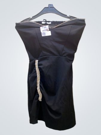 Schwarzes trägerloses gerüschtes Röhrenkleid mit Strassverzierung
