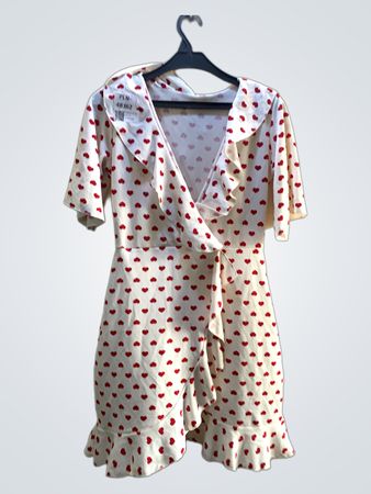 Weißes Kleid mit roten Herzen und Rüschen