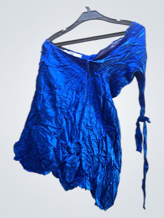 Blaues gerafftes Kleid