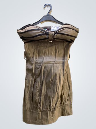 Braunes trägerloses Kleid mit schwarzen Streifen
