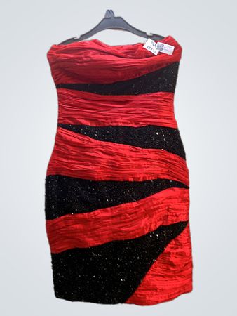 Rotes und schwarzes trägerloses Perlenkleid