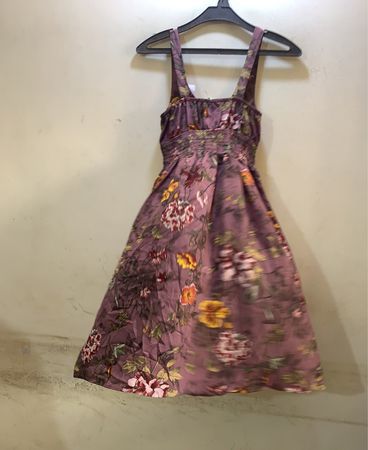Lila Blumen-Smocks-Kleid
