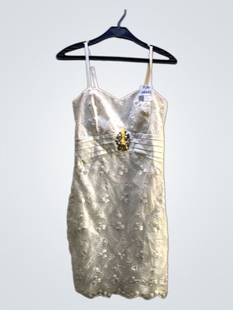 Weißes verziertes Spaghettiträgerkleid