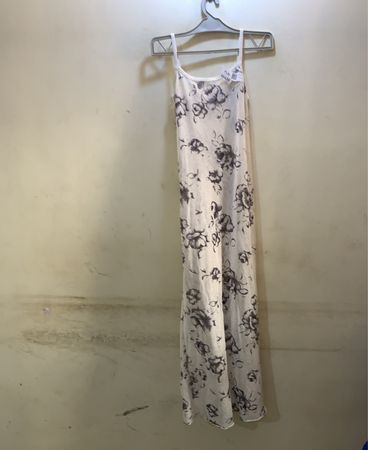 Weißes Maxi-Kleid mit Blumenmuster