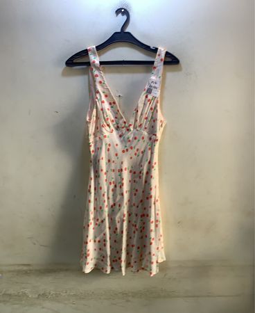 Cremefarbenes Kleid mit Kirschmuster