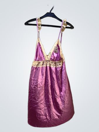 FaithVintage lila Satin-Spitzen-Nachthemd