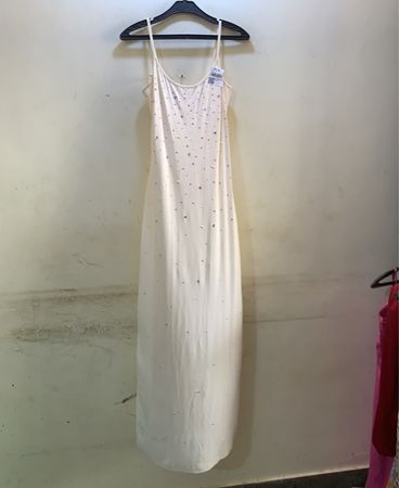 Cremfarbenes Slipkleid mit Strasssteinen
