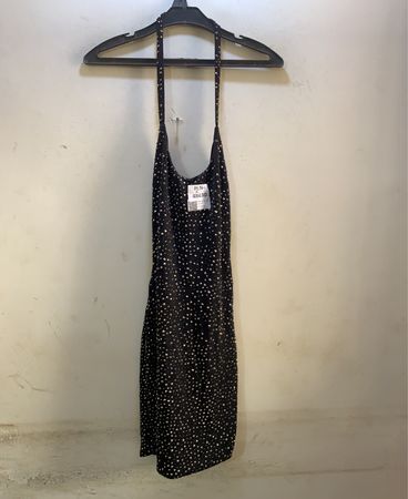 Schwarzes Kleid mit Strasssteinen