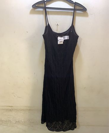 Schwarzes Spitzen-Spaghettiträgerkleid