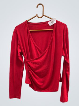 Rotes langärmliges Wickeloberteil