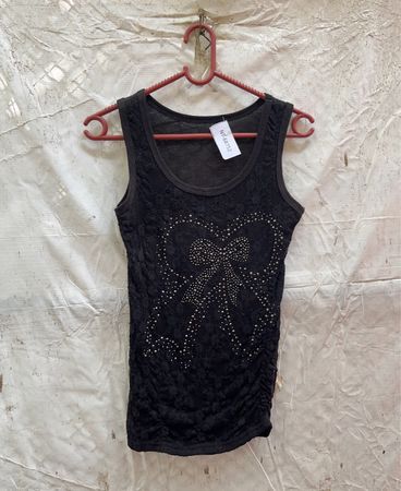 Schwarzes Tanktop mit Spitzen- und Strassschleifendetail