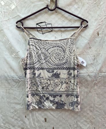 Weißes und graues gemustertes Tanktop