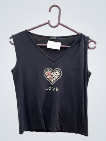 Schwarzes ärmelloses Top mit Herz und "LOVE"-Grafik