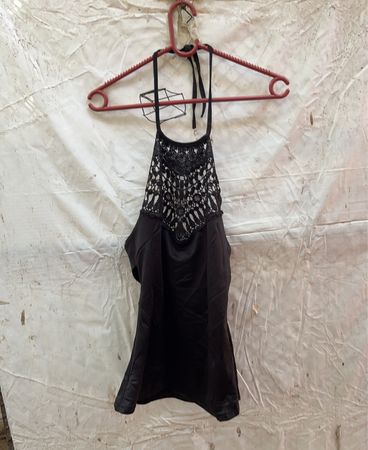 Schwarzes Tanktop mit Spitzendetail